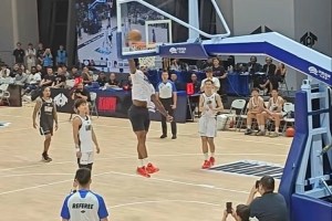 开云娱乐-稍微打打~小卡中国行上场打3V3 上演三分暴扣但错失绝杀三分惜败