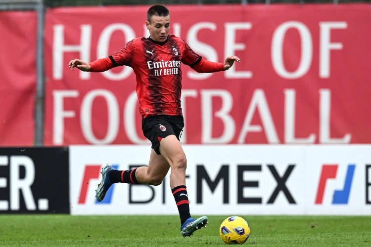 开云APP下载-米体：卡马达更可能回米兰并接受肩膀手术，这样一来将伤缺至4月