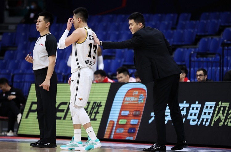 开云APP下载-字母没走成教练怎么用？杨鸣：不要再试探底线 只需维护好关系