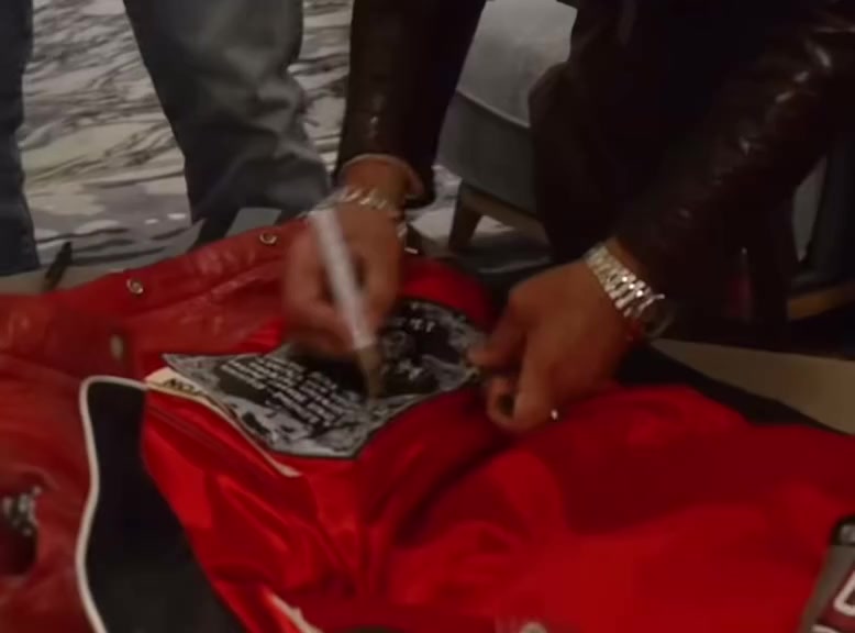 开云体育-时装设计师Jeff Hamilton送杨瀚森专属夹克 库里和利拉德也收到过