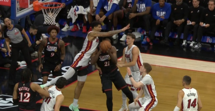 kaiyun sports-望无大碍！恩比德被韦尔顶到右侧肋部 回更衣室后已坐回替补席